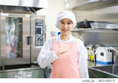 若い女性の調理師(安心) 若い女性の調理師(安心) 96548913