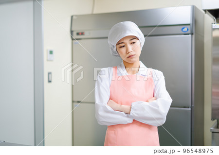 若い女性の調理師(不安) 若い女性の調理師(不安) 96548975