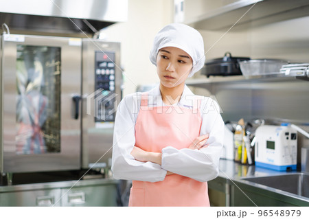 若い女性の調理師(不安) 若い女性の調理師(不安) 96548979