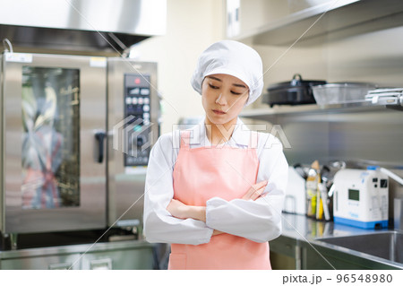 若い女性の調理師(不安) 若い女性の調理師(不安) 96548980