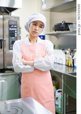 若い女性の調理師（不安） 96548986