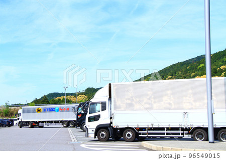 多くのトラックで賑わう長篠設楽原パーキングエリアの風景 96549015