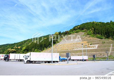 多くのトラックで賑わう長篠設楽原パーキングエリアの風景 多くのトラックで賑わう長篠設楽原パーキングエリアの風景 96549016