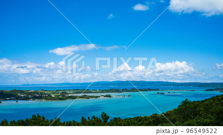 沖縄・名護の嵐山展望台から見える海と青空と島の景色 96549522