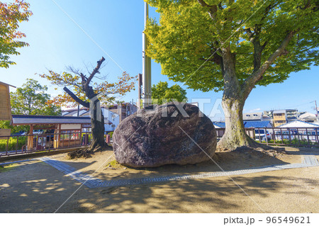 石切劔箭神社（石切神社） 絵馬殿前にある巨石 96549621