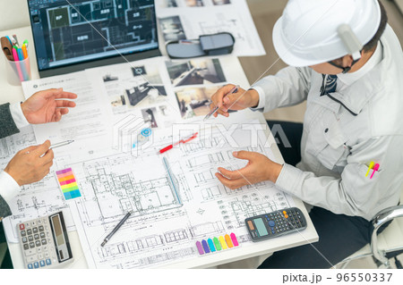 現場代理人 工事監理者 一級建築士 図面 ミーティング 建設現場 ジェスチャー 現場定例会 現場代理人 工事監理者 一級建築士 図面 ミーティング 建設現場 ジェスチャー 現場定例会 96550337