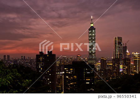 象山から見る台北の都市風景と夕焼け Taipei city urban landscape 101 象山から見る台北の都市風景と夕焼け Taipei city urban landscape 101 96550341