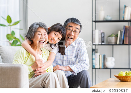 仲良しの祖父母と孫娘 96550357