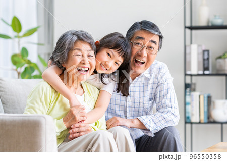 仲良しの祖父母と孫娘 仲良しの祖父母と孫娘 96550358