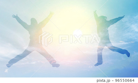 のびのびとジャンプする2人の人物シルエット_綺麗な空ワイド 96550664