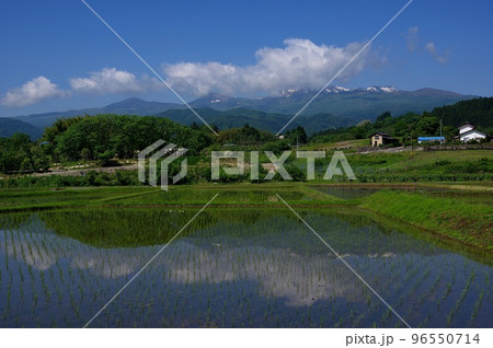 春の田園と山脈　春の農村の風景 96550714