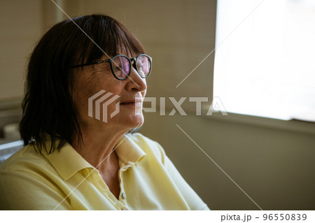 Portrait of mature woman with glasses looking to the side 96550839