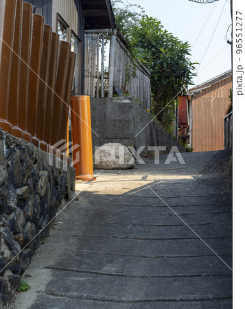 坂道の続く町の風景 96551277