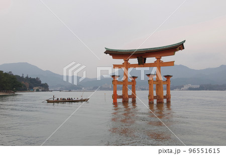 宮島の名所である厳島神社の大鳥居を伝統の遊覧船「ろかい舟」に乗って海上から参拝する観光客 宮島の名所である厳島神社の大鳥居を伝統の遊覧船「ろかい舟」に乗って海上から参拝する観光客 96551615
