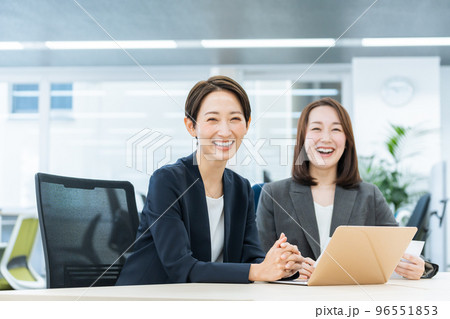オフィスで働くビジネスウーマン オフィスで働くビジネスウーマン 96551853