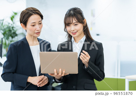 オフィスで働くビジネスウーマン 96551870