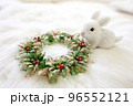 クリスマスリースと白いうさぎ3 96552121