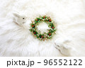 クリスマスリースと白いうさぎ4 96552122