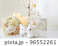 ホワイトクリスマスツリーと白いうさぎ 96552261