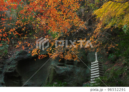寺院の紅葉 寺院の紅葉 96552291