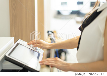 オフィスでコピー機を操作する女性の手元【パーツカット】 96552313