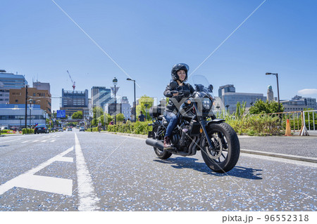 クルーザーバイクで横浜ツーリングをする女性ライダー 96552318