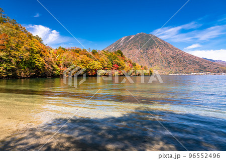 《栃木県》秋の日光・男体山と八丁出島の紅葉《中禅寺湖より》 96552496