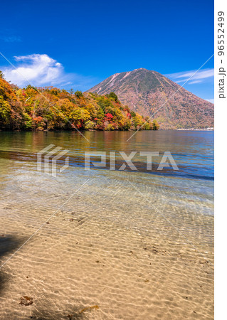 《栃木県》秋の日光・男体山と八丁出島の紅葉《中禅寺湖より》 《栃木県》秋の日光・男体山と八丁出島の紅葉《中禅寺湖より》 96552499