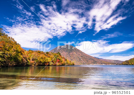 《栃木県》秋の日光・男体山と八丁出島の紅葉《中禅寺湖より》 96552501