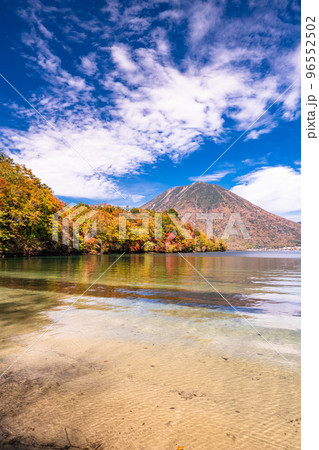 《栃木県》秋の日光・男体山と八丁出島の紅葉《中禅寺湖より》 《栃木県》秋の日光・男体山と八丁出島の紅葉《中禅寺湖より》 96552502