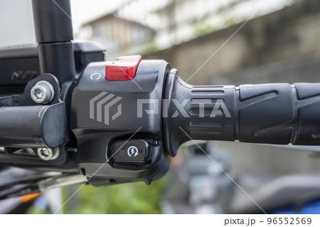モーターサイクル　バイクのセルスイッチとキルスイッチ 96552569