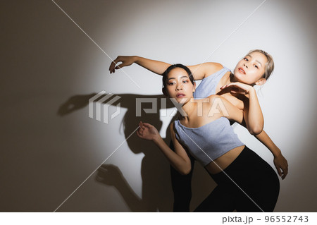 ダンサー 双子の姉妹 ダンサー 双子の姉妹 96552743