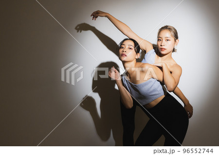 ダンサー 双子の姉妹 ダンサー 双子の姉妹 96552744