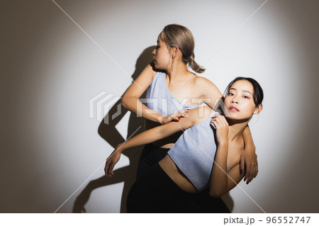 ダンサー　双子の姉妹 96552747