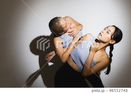 ダンサー　双子の姉妹 96552748