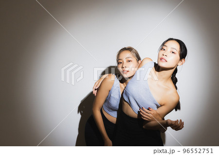 ダンサー 双子の姉妹 ダンサー 双子の姉妹 96552751