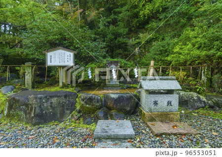 池の前に石祠があり、その前に多くの亀の置物が置かれている（御礼池） 96553051