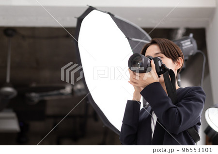 女性カメラマン 96553101