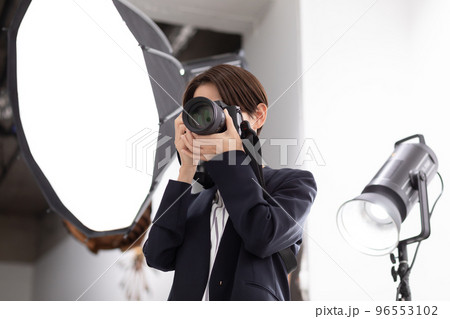 女性カメラマン 96553102