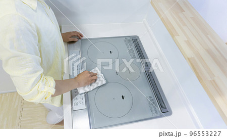 IHキッチンを掃除する女性 96553227