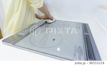 IHキッチンを掃除する女性 IHキッチンを掃除する女性 96553228