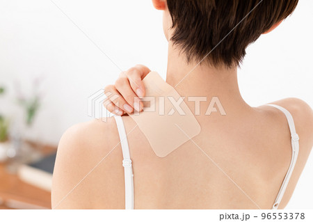 湿布を貼る女性 96553378