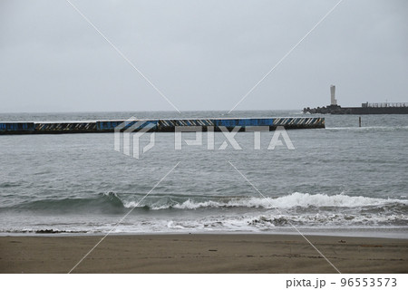 雨の日の浜辺 雨の日の浜辺 96553573