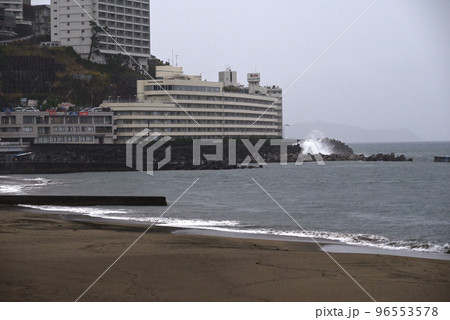 雨の日の浜辺 雨の日の浜辺 96553578