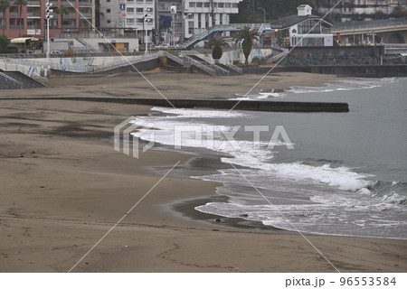雨の日の浜辺 雨の日の浜辺 96553584