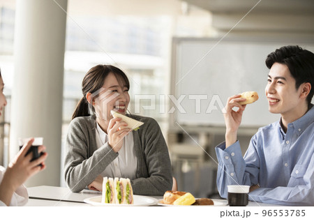 楽しくランチする若い男女 96553785