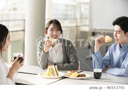 楽しくランチする若い男女 96553791