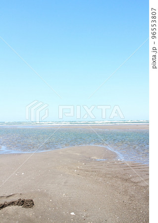 穴を掘った跡の砂浜 96553807