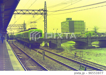 京都、鴨川と市電と京阪電車、1976年の光景です 96553977