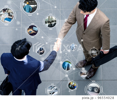 握手をする二人のビジネスマン 96554028